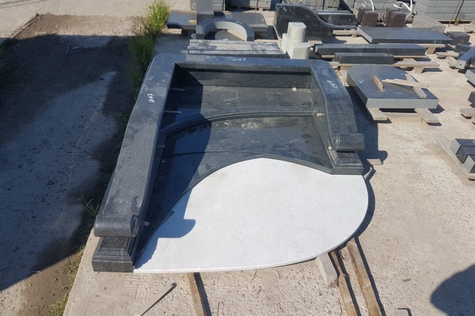 Памятник с чайками из мрамора