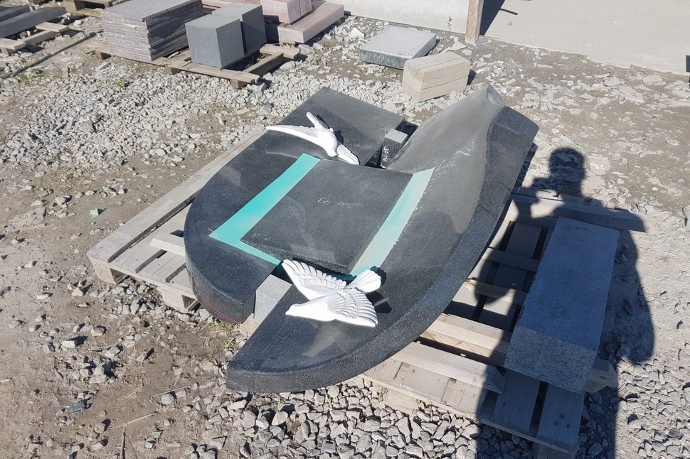 Памятник с чайками из мрамора