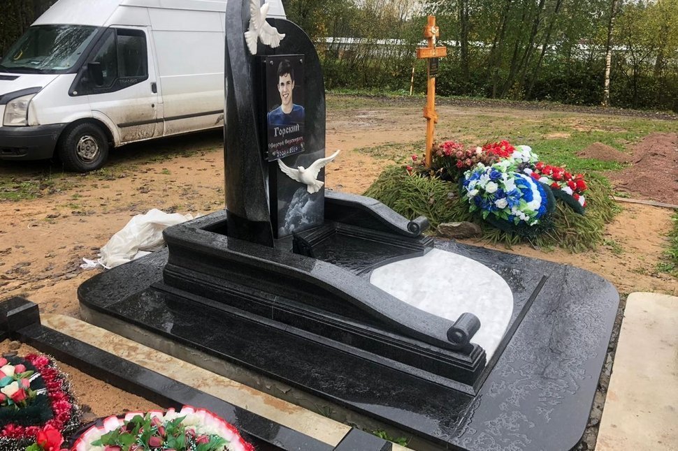 Памятник с чайками из мрамора