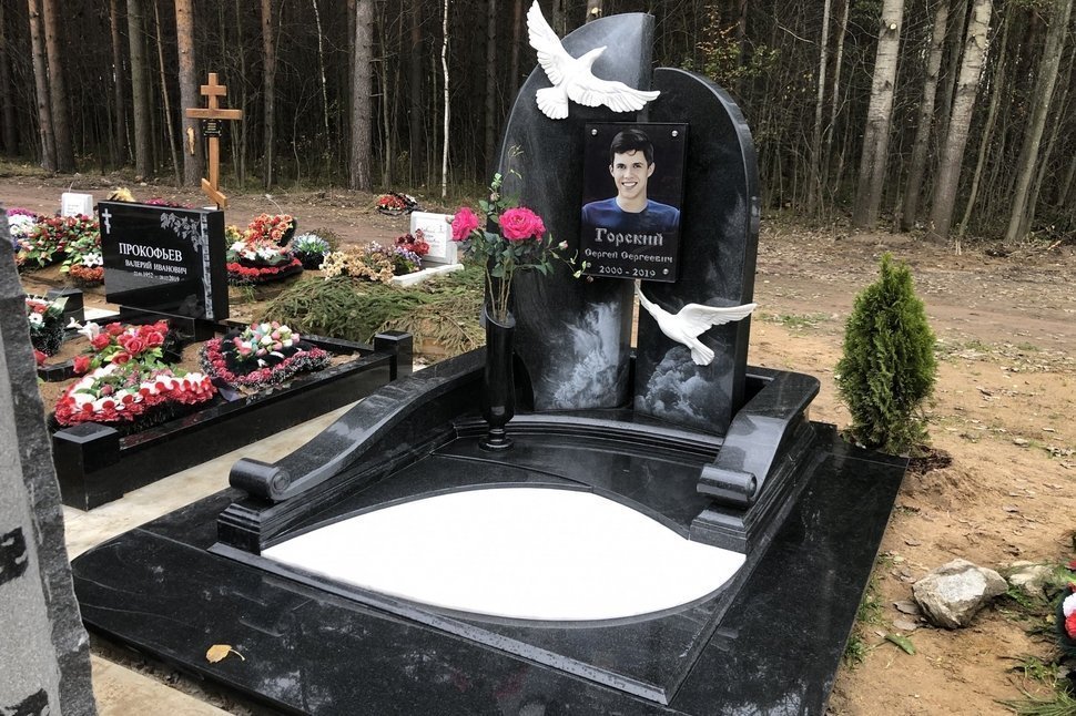 Памятник с чайками из мрамора