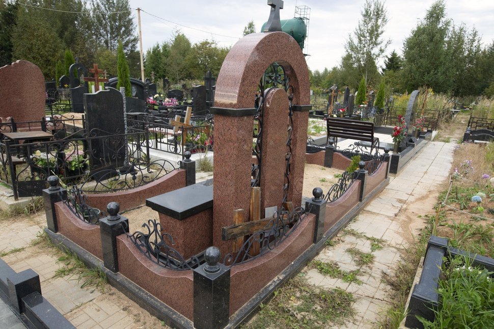 Памятник двух видов гранита