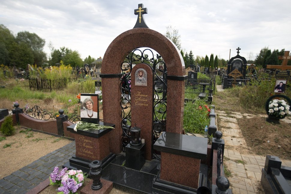 Памятник двух видов гранита