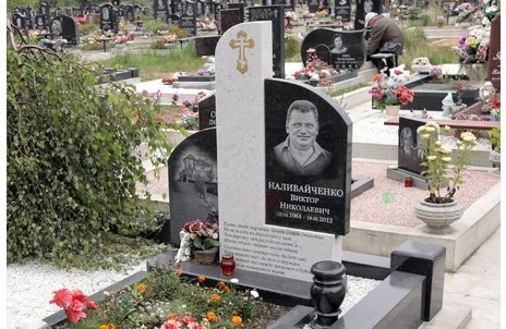 Составной памятник из белого гранита “Мансуровский“ и чёрного габбро