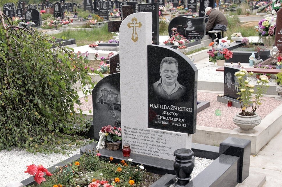 Составной памятник из белого гранита 