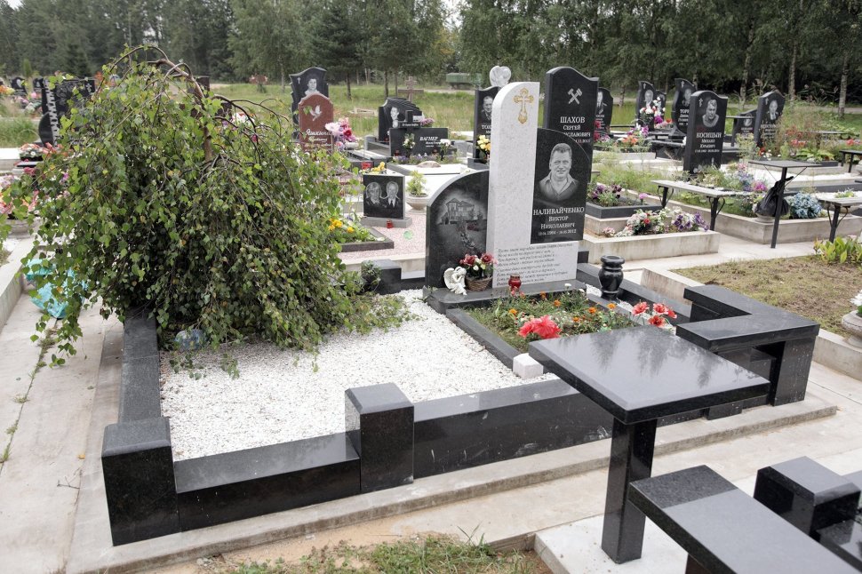 Составной памятник из белого гранита 