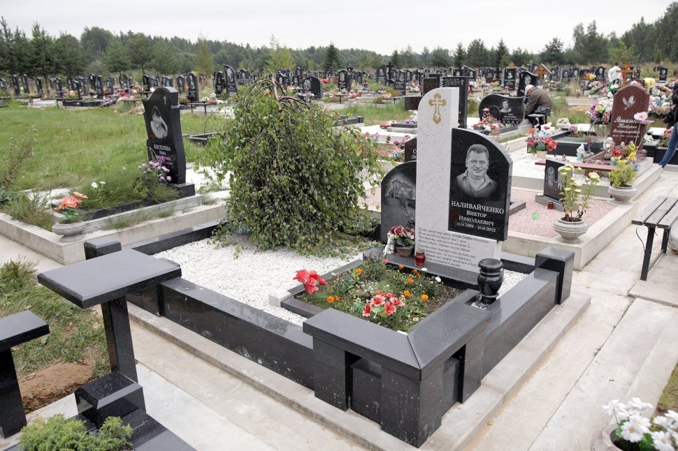 Составной памятник из белого гранита 