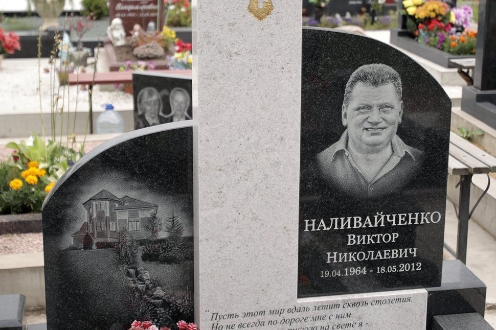 Составной памятник из белого гранита 