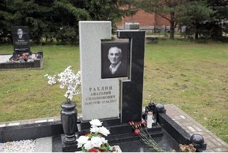 Памятник из двух видов гранита и портретом на керамике