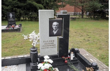 Памятник из двух видов гранита и портретом на керамике