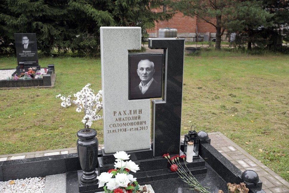 Памятник из двух видов гранита и портретом на керамике