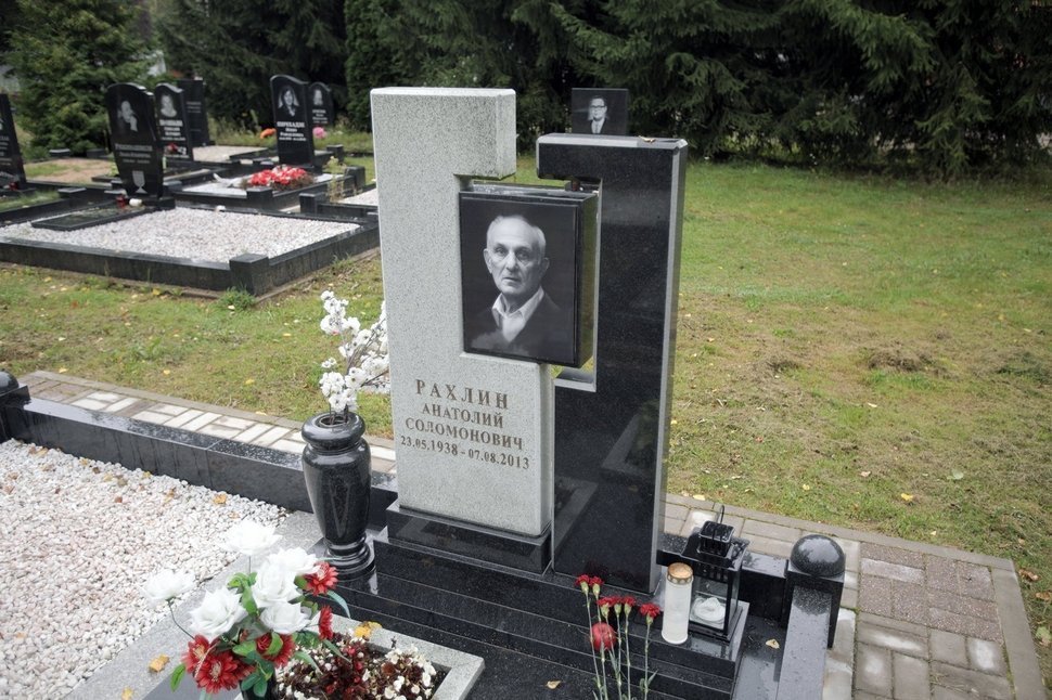 Памятник из двух видов гранита и портретом на керамике