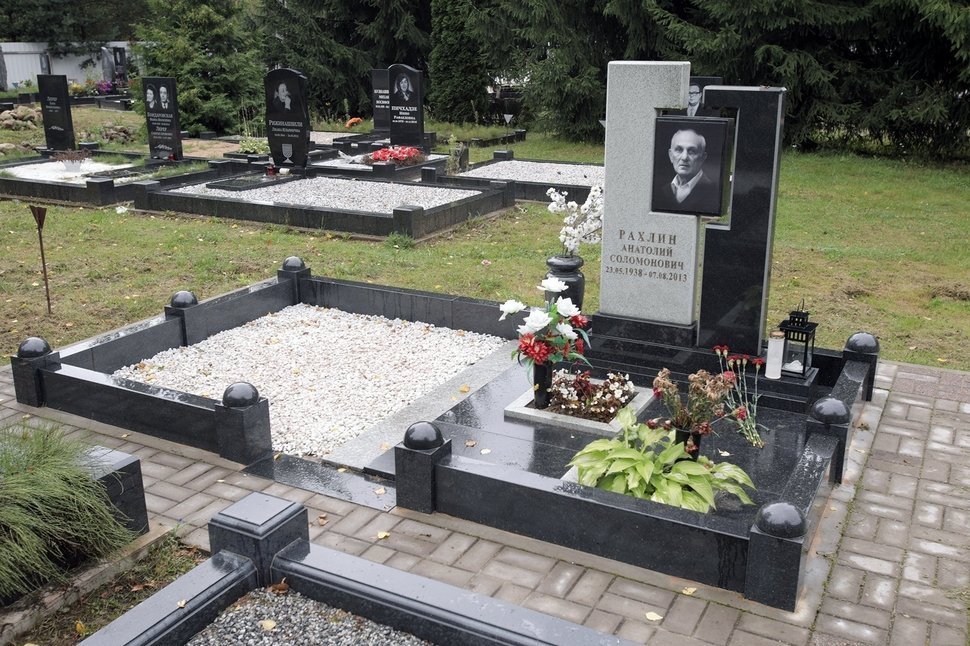 Памятник из двух видов гранита и портретом на керамике