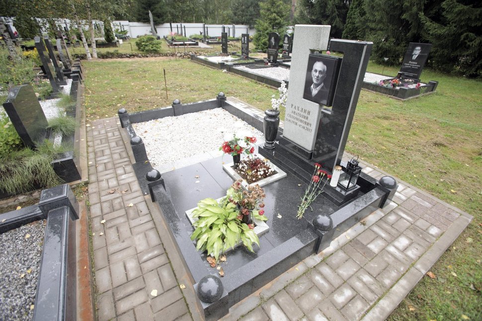 Памятник из двух видов гранита и портретом на керамике