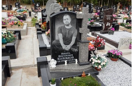 Составной памятник из гранита “Возрождение“ и чёрного габбро