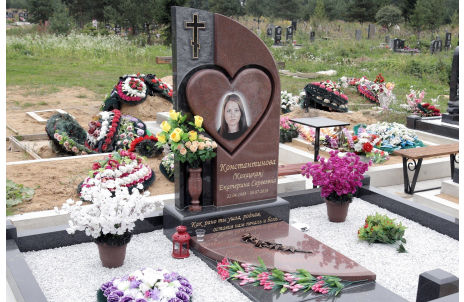 Авторский памятник из гранита “Питкяранта“ и чёрного габбро с цветным портретом