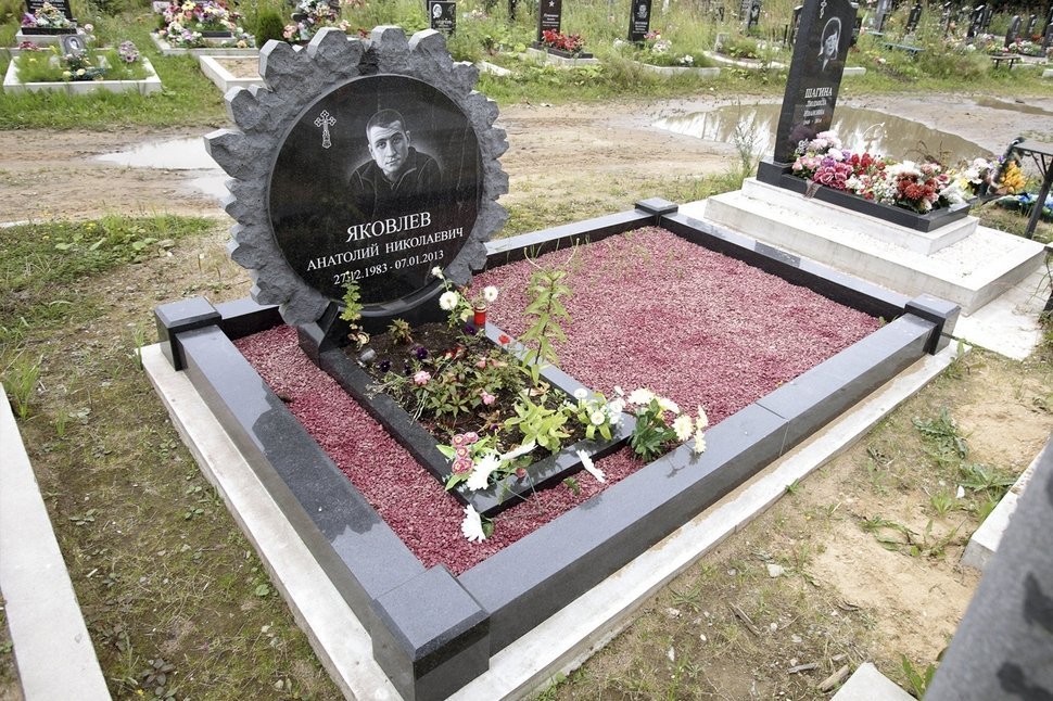 Памятник в форме Солнца с портретом