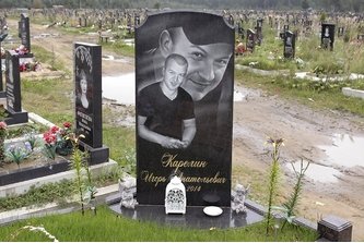 Классический памятник с большим портретом
