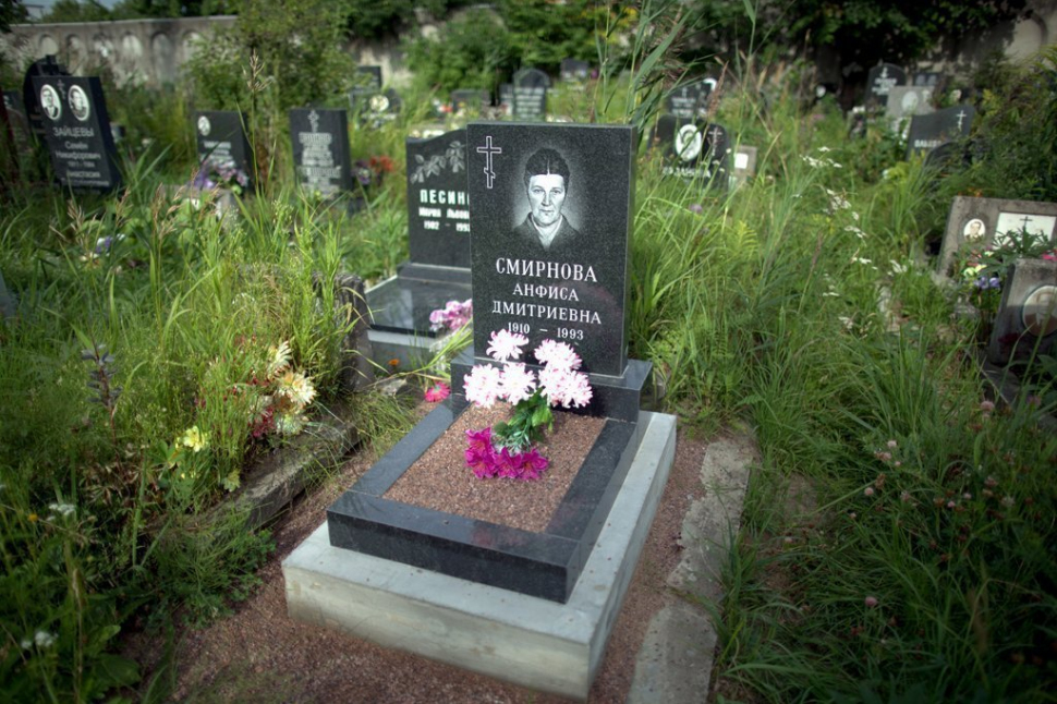 Классический памятник с портретом