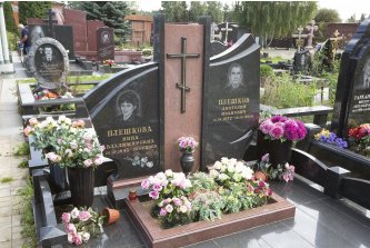 Горизонтальный памятник из двух видов гранита с накладным объёмным крестом