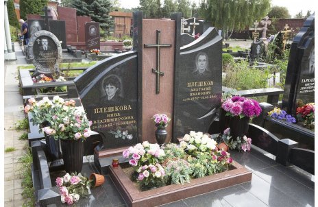 Горизонтальный памятник из двух видов гранита с накладным объёмным крестом