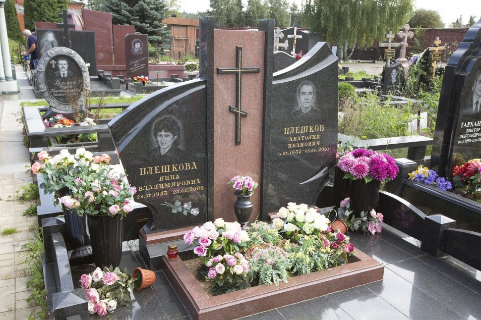 Горизонтальный памятник из двух видов гранита с накладным объёмным крестом