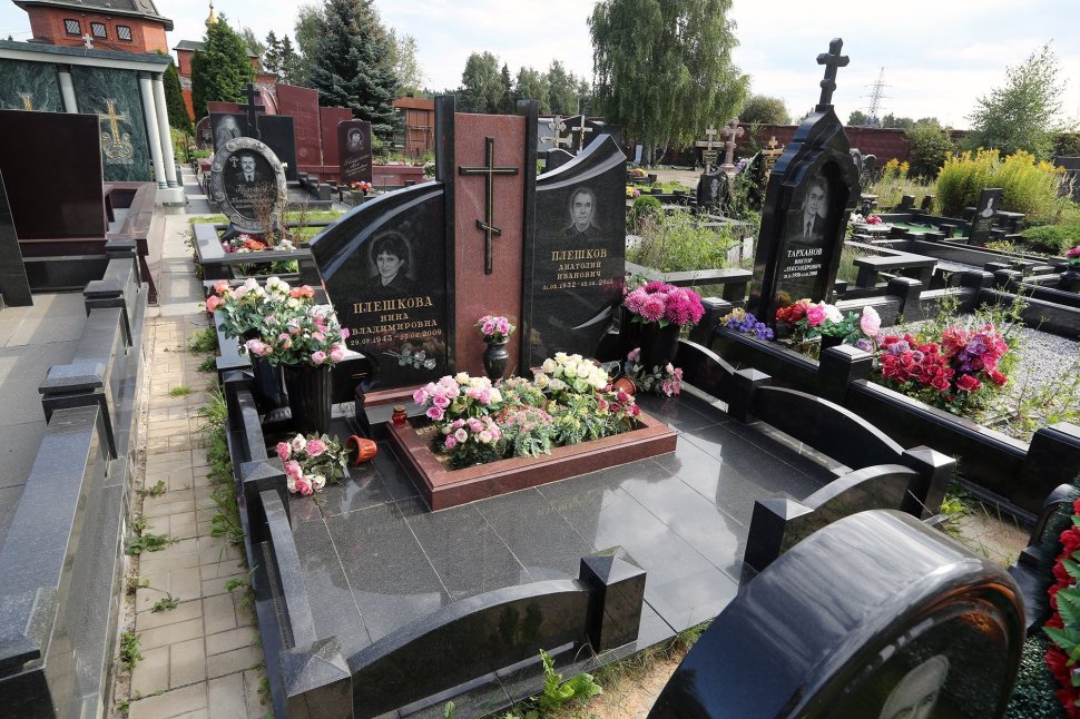 Горизонтальный памятник из двух видов гранита с накладным объёмным крестом