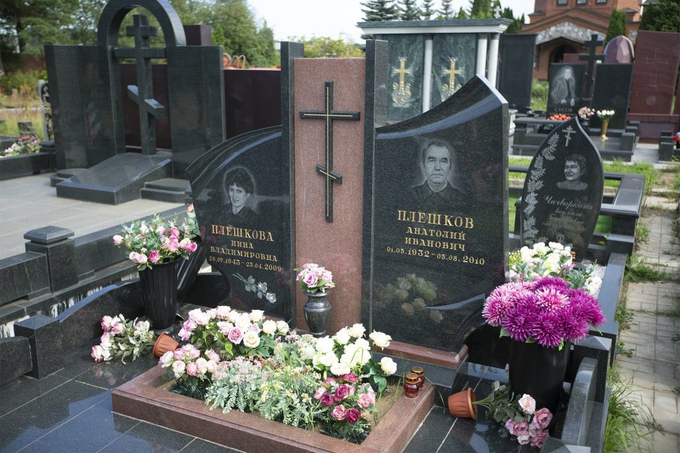 Горизонтальный памятник из двух видов гранита с накладным объёмным крестом