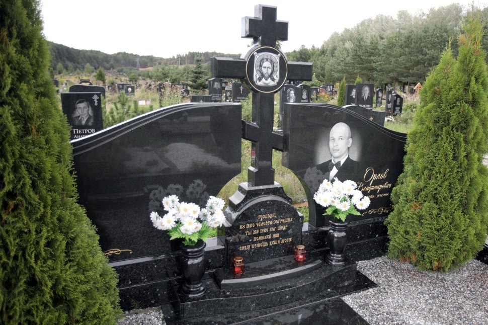 Мемориальный комплекс из чёрного габбро и лабрадорита