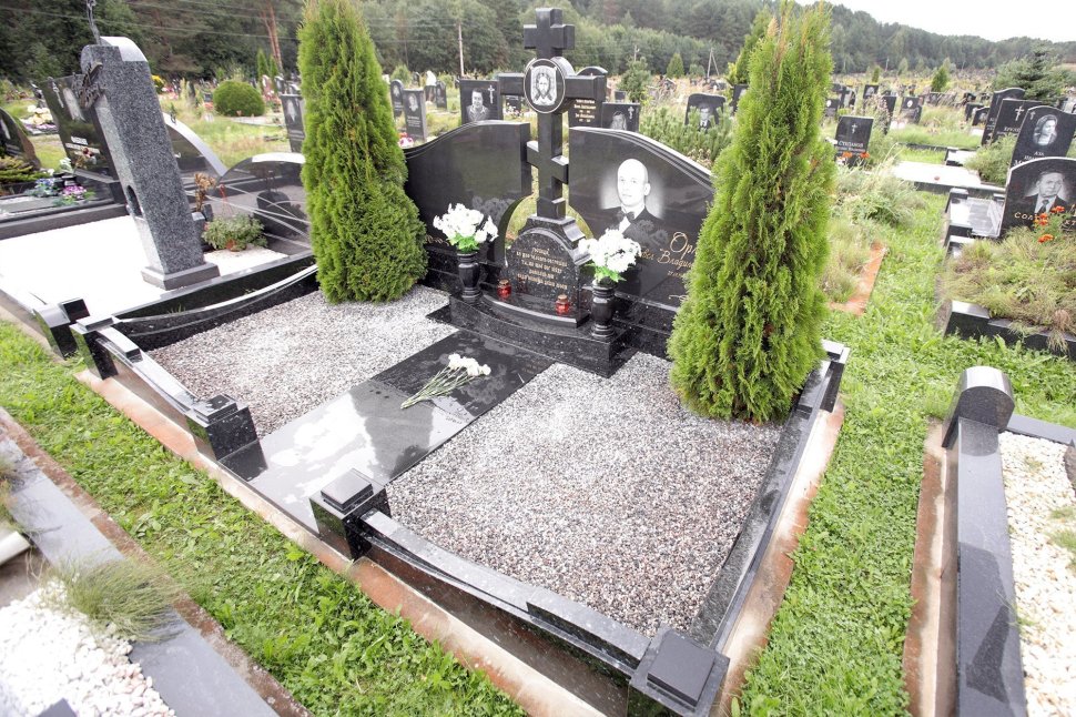 Мемориальный комплекс из чёрного габбро и лабрадорита