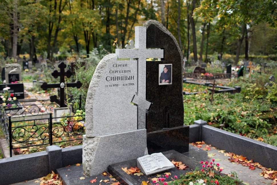 Семейный памятник с крестом из гранитов Габбро и Мансуровский