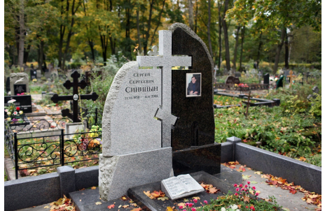 Семейный памятник с крестом из гранитов Габбро и Мансуровский