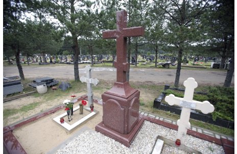 Крест из красного гранита на постаменте