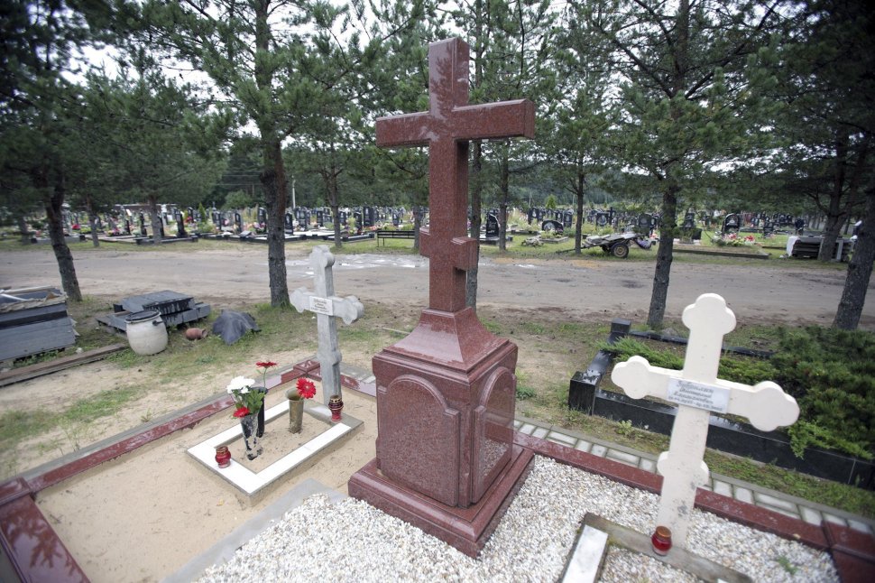 Крест из красного гранита на постаменте