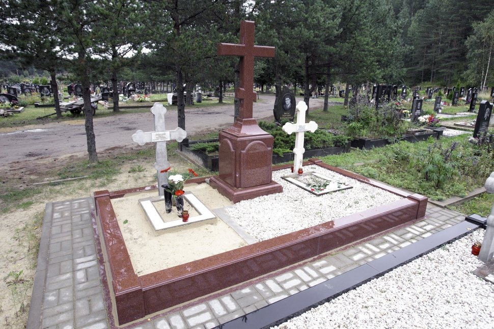 Крест из красного гранита на постаменте