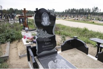 Черный памятник с сердцем и розами