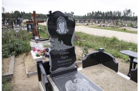 Черный памятник с сердцем и розами