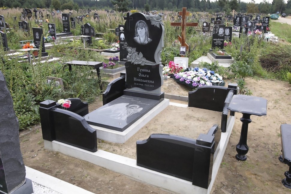 Черный памятник с сердцем и розами