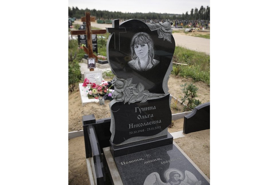 Черный памятник с сердцем и розами