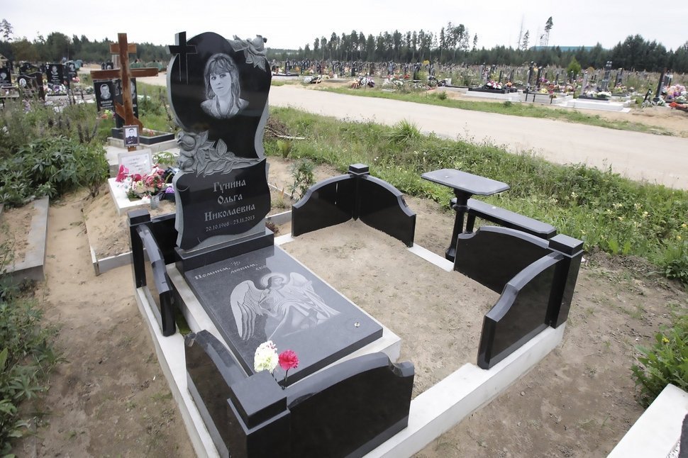 Черный памятник с сердцем и розами