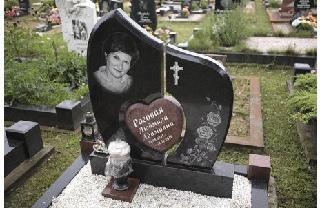 Черный памятник с красным сердцем