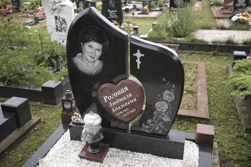 Черный памятник с красным сердцем