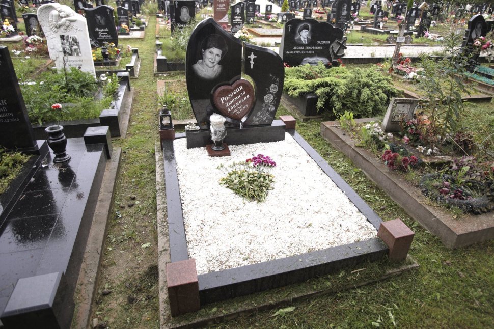 Черный памятник с красным сердцем