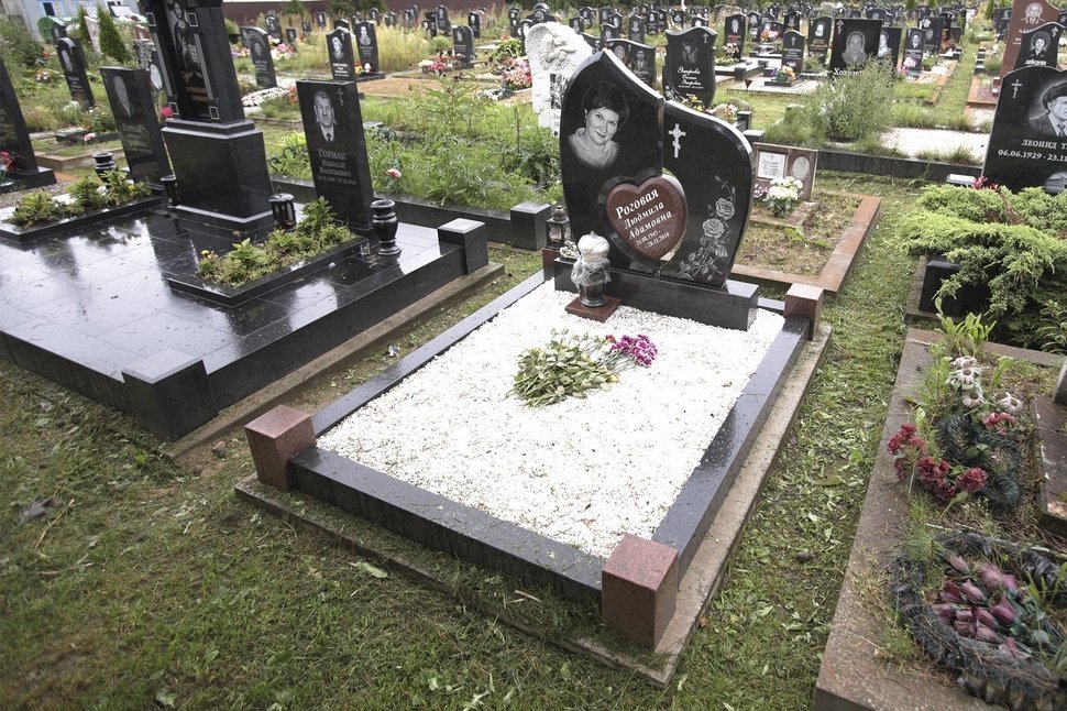 Черный памятник с красным сердцем