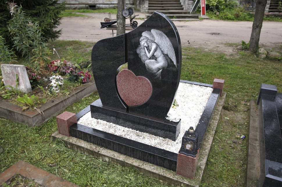 Черный памятник с красным сердцем