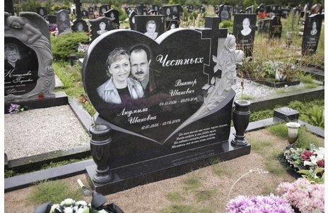 Памятник из черного гранита в форме сердца с розами и крестом