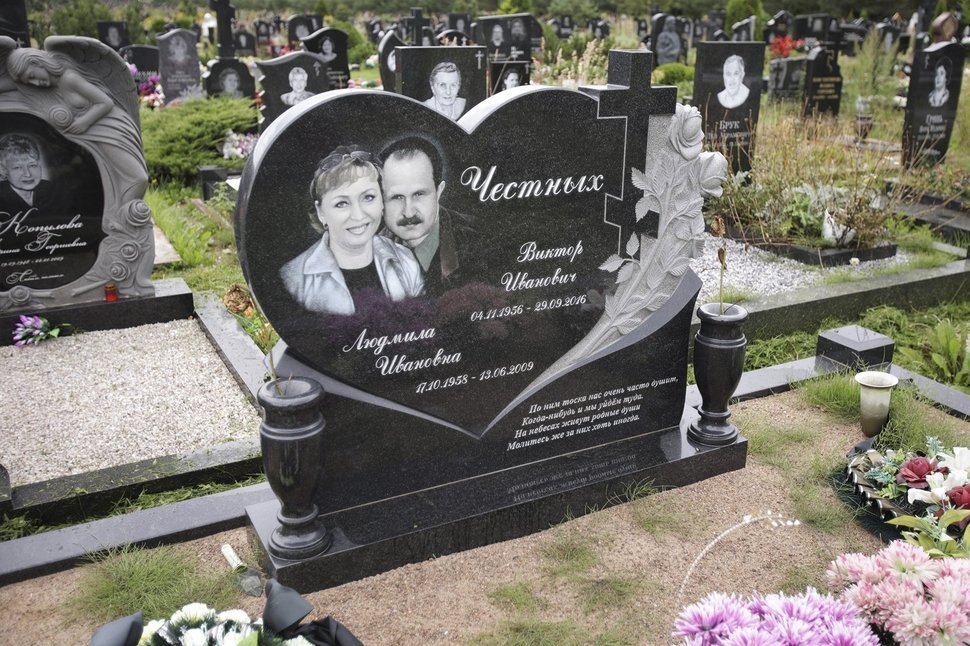 Памятник из черного гранита в форме сердца с розами и крестом