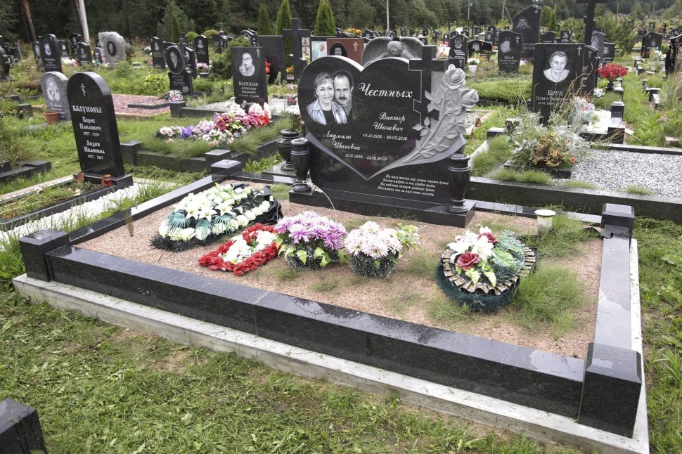 Памятник из черного гранита в форме сердца с розами и крестом