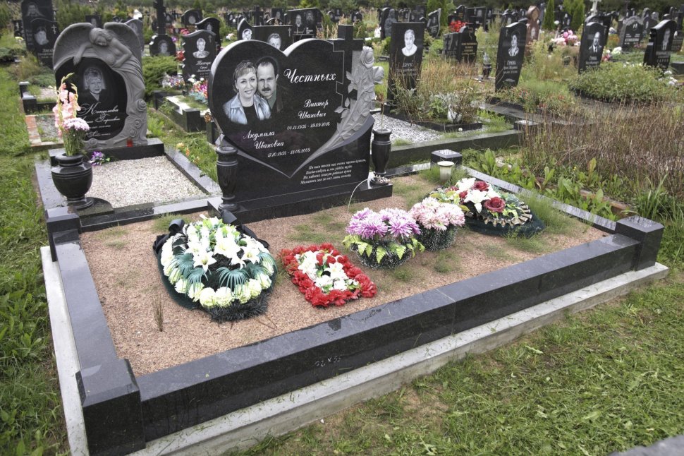 Памятник из черного гранита в форме сердца с розами и крестом