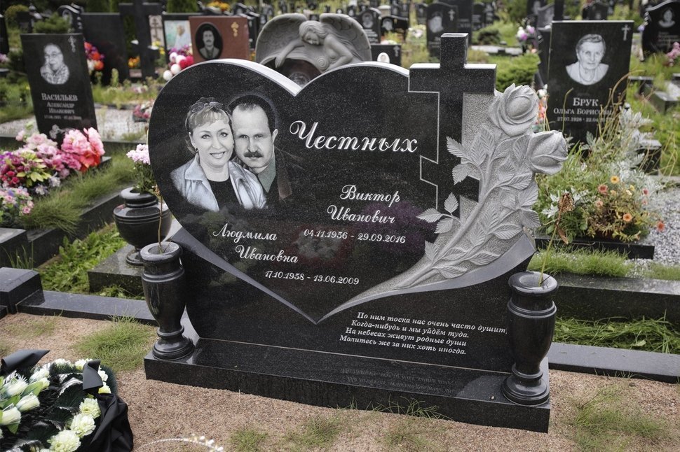 Памятник из черного гранита в форме сердца с розами и крестом