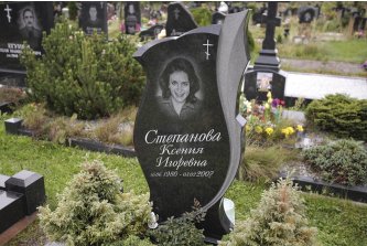 Женский памятник из черного гранита